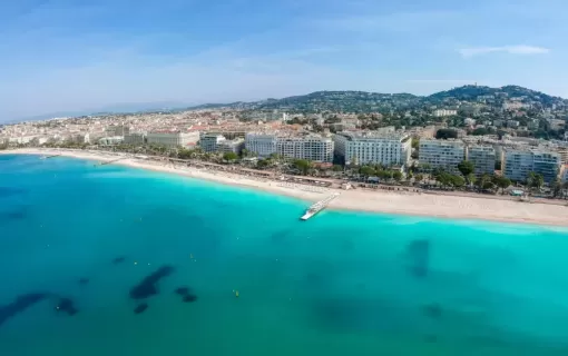 PROFITEZ DU SABLE CHAUD A CANNES